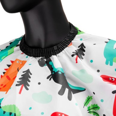 Kinderkapmantel voor kapsalon en knippen – praktische bescherming van kinderkleding tijdens de salonbehandeling