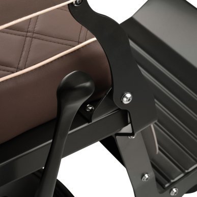 Barberstoel Carlos Classic bruin voor professioneel knippen, scheren en comfortabel salonwerk in de barbershop