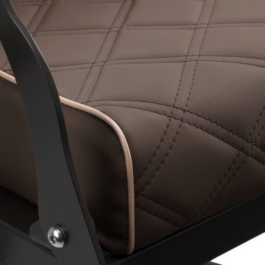 Barberstoel Carlos Classic bruin voor professioneel knippen, scheren en comfortabel salonwerk in de barbershop