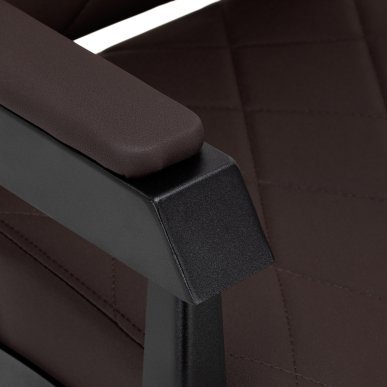 Professionele barberstoel Gabbiano Bruno bruin met zwart frame voor knippen, scheren en baardverzorging in de barbershop