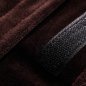 Cosmetische hoofdband van bruin velours met klittenbandsluiting voor gezichtsverzorging, make-up en spa in de salon Cosmetische hoofdband van bruin velours met klittenbandsluiting voor gezichtsverzorging, make-up en spa in de salon