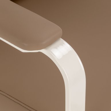 Professionele kappersstoel Omega Aurora lichtbruin hydraulisch voor comfortabel werken en een elegante salonwerkplek