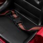 Kinderkappersstoel in Mercedes-auto-design Gabbiano voor kapsalon, comfortabele klantpositie en professionele saloninrichting
