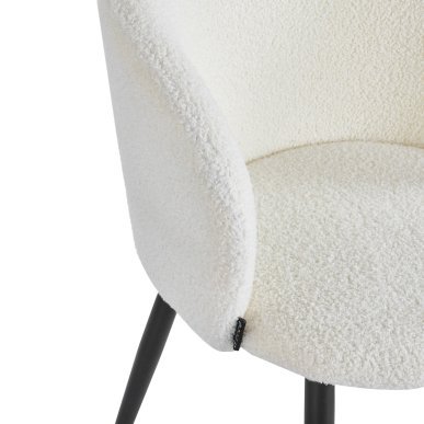 Witte stoel 4Rico Asola met sherpa bekleding voor schoonheidssalon, receptie, wachtruimte, kantoor en modern interieur