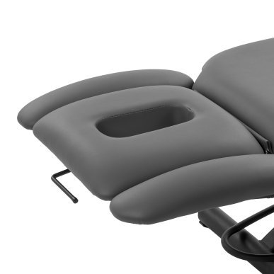 Elektrische revalidatietafel Balance Novus 4 grijs voor massage en fysiotherapie met hoogteverstelling in de praktijk