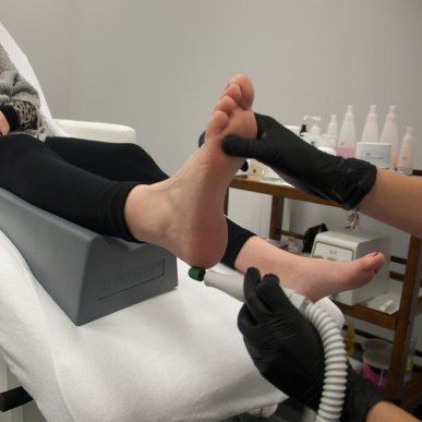 Witte pedicurevoetsteun Activ Podo, praktische saloninrichting voor professioneel gebruik en comfortabele cliëntbehandelingen