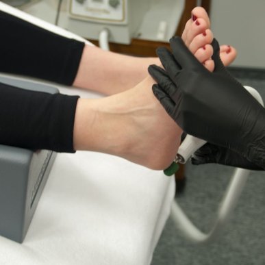 Witte pedicurevoetsteun Activ Podo, praktische saloninrichting voor professioneel gebruik en comfortabele cliëntbehandelingen