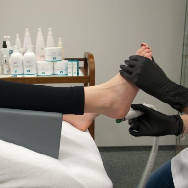 Pedicurevoetsteun Activ Podo grijs voor professionele salons, stabiele ondersteuning en meer comfort tijdens