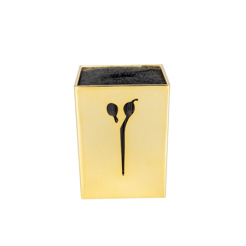Gouden schaarhouder voor kapsalon en behandelruimte, praktisch accessoire voor een overzichtelijke werkplek bij salonwerk Gouden schaarhouder voor kapsalon en behandelruimte, praktisch accessoire voor een overzichtelijke werkplek bij salonwerk
