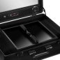 Mobiele beautycase met zwarte speakers voor professioneel salonwerk en mobiele beautyservice als praktisch werkstation