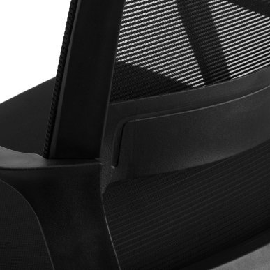 Professionele zwarte bureaustoel QS-11 voor salon en praktijk met focus op werkcomfort, stabiliteit en ergonomie